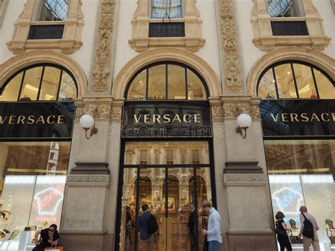 cuando se puso la primera tienda versace en milan|milano versace moda.